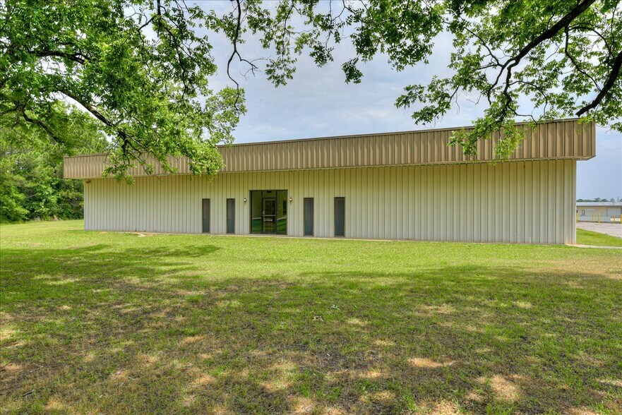More Photos Of 1002 Commerce, Lincolnton Distribution For Sale