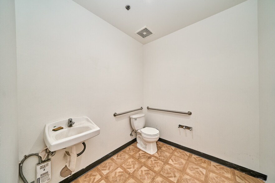 More Photos Of 1773 W San Bernardino Rd, West Covina Warehouse For Sale