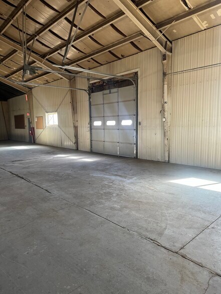 More Photos Of 1915 Beechcraft Rd, Salina Warehouse For Lease
