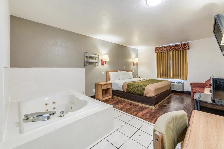 More Photos Of 3501 W Broadway Blvd, Sedalia Hotel For Sale