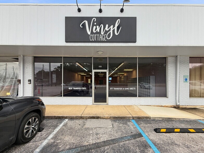 More Photos Of 200-240 McFarland Blvd, Northport General Retail For Lease