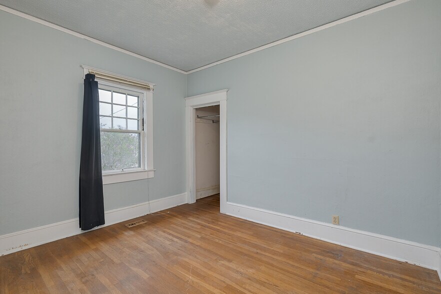 More Photos Of 5417 NE 15th Ave, Portland Specialty For Sale