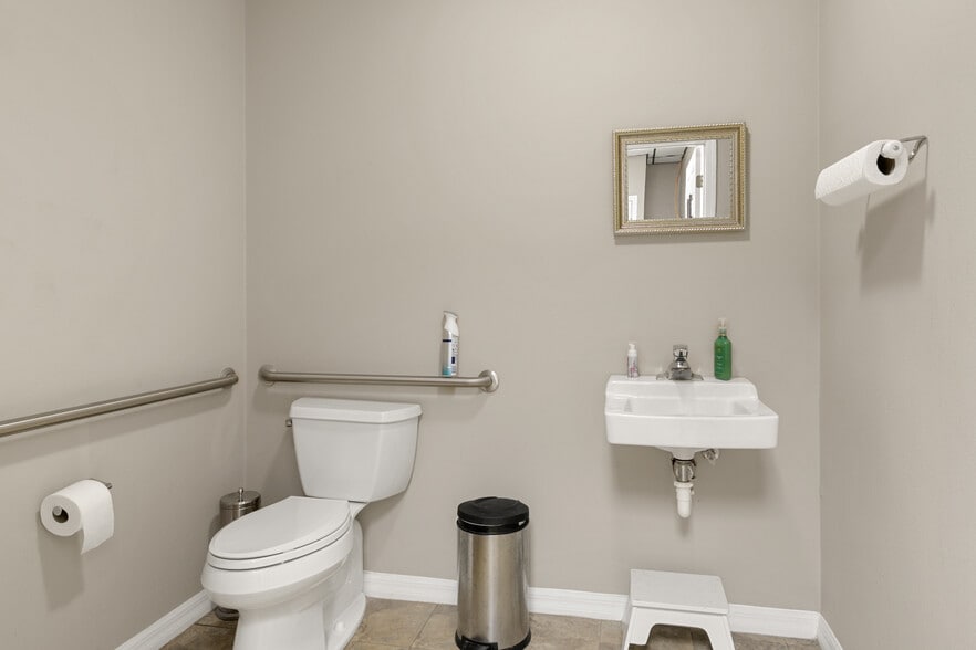 More Photos Of 1502 N Donnelly St, Mount Dora Office Residential For Lease