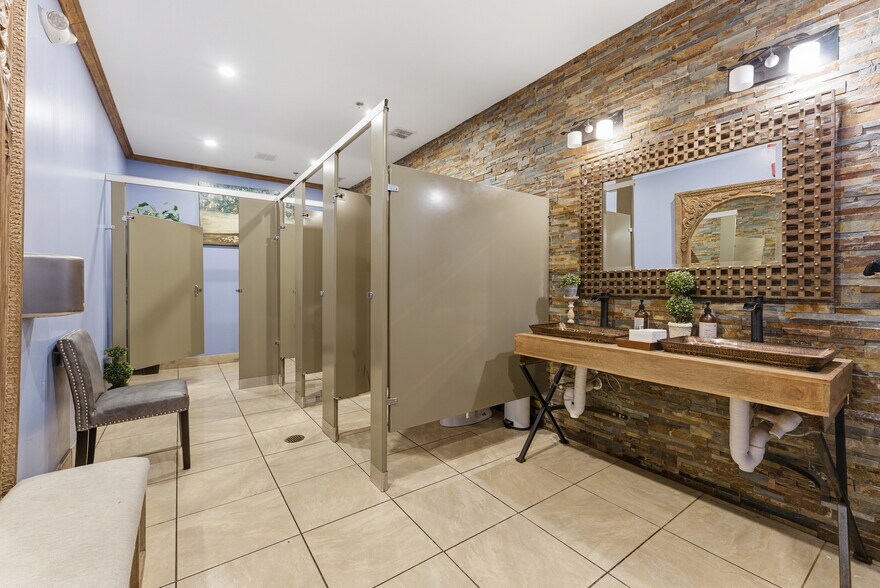 More Photos Of 827 Williams St, Longmeadow Restaurant For Lease