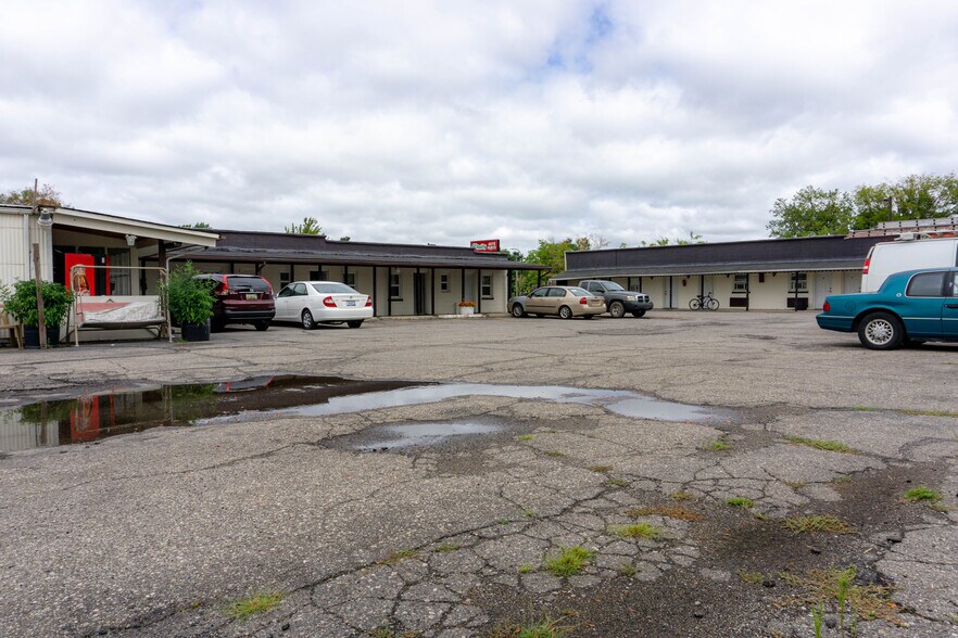 More Photos Of 27527 Telegraph Rd, Flat Rock Hotel For Sale