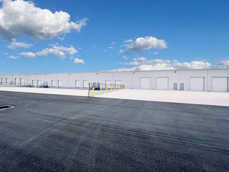 More Photos Of 28261 Woodlawn Dr, Punta Gorda Warehouse For Lease