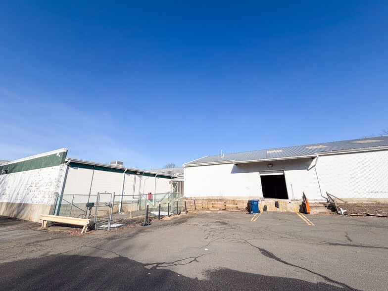 More Photos Of 147 Meriden Rd, Middlefield Garden Center For Sale