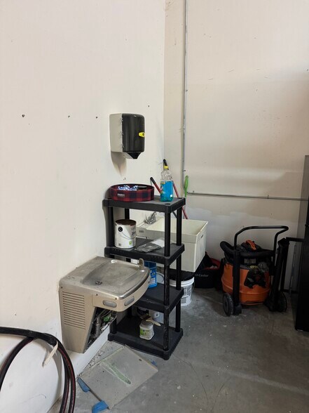 More Photos Of 801-893 Kings Hwy, Fort Pierce Light Manufacturing For Sale
