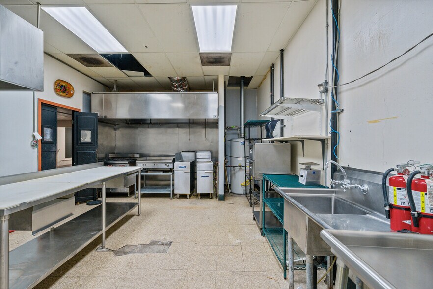 More Photos Of 2138 Lancaster Dr NE, Salem Freestanding For Lease