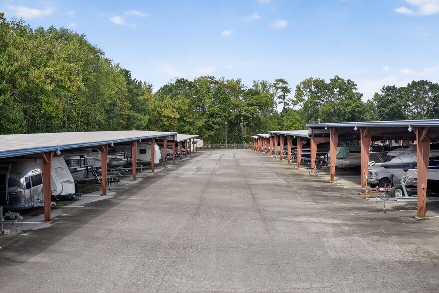 More Photos Of 6005 Lanier Islands Pkwy, Buford Self Storage For Sale