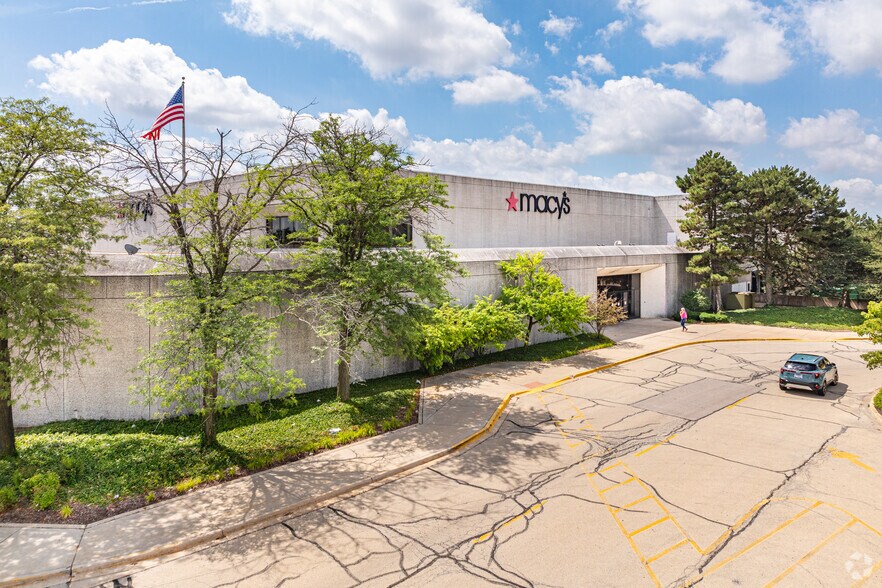 More Photos Of 3340 Mall Loop Dr, Joliet General Retail For Lease