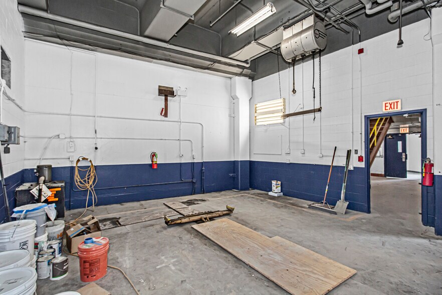 More Photos Of 3333 W Lake St, Chicago Manufacturing For Lease