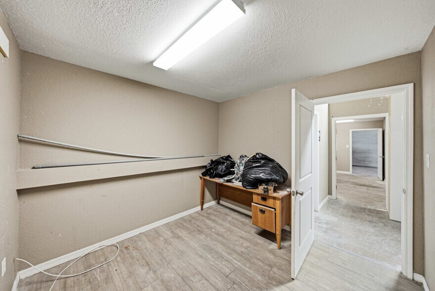 More Photos Of 2160 Edgewood Dr S, Lakeland Warehouse For Lease