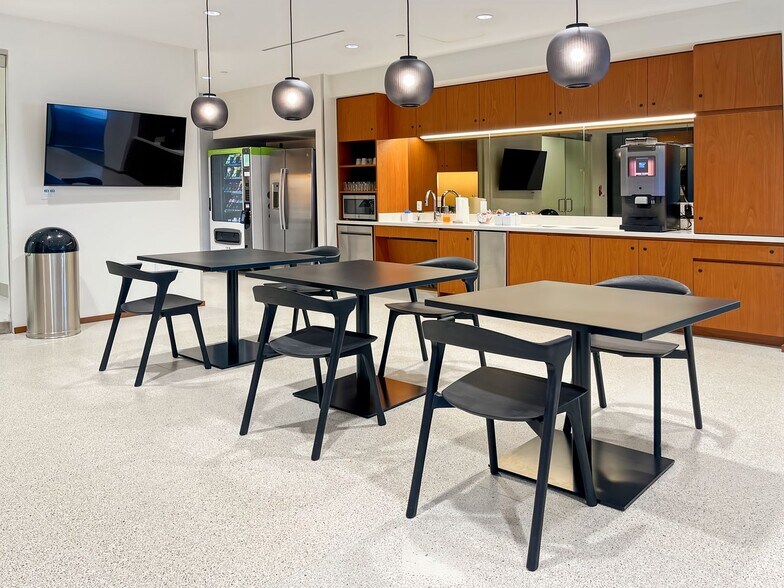 More Photos Of 100 Crescent Ct, Dallas Coworking Space