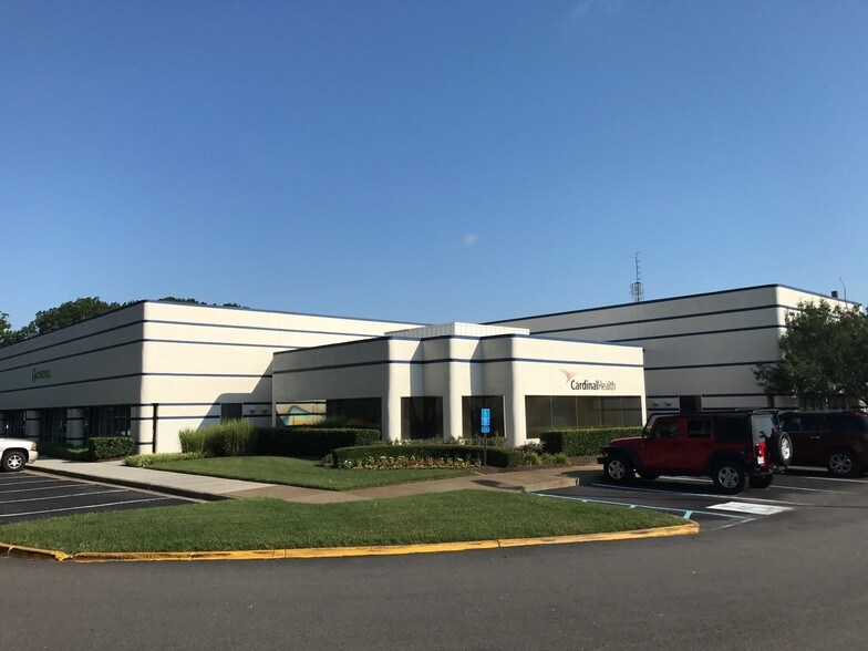 More Photos Of 230 Clearfield Ave, Virginia Beach Showroom For Lease