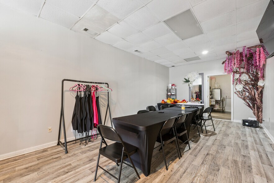 More Photos Of 5866 Love St, Austell Storefront For Sale