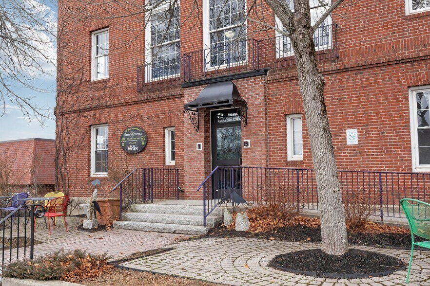 More Photos Of 192 Main St, Ellsworth Storefront For Sale