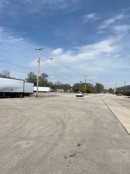 More Photos Of 9511 W Depot St, Yorktown Warehouse For Lease