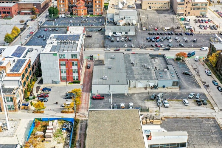 More Photos Of 1340 N Illinois St, Indianapolis Showroom For Lease