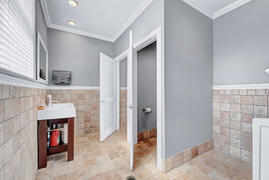 More Photos Of 601-607 White Horse Pike, Hammonton Office For Sale