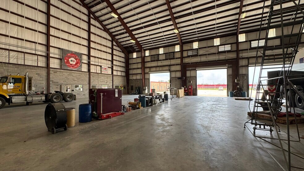 More Photos Of 6327 Thompson Rd, Baytown Truck Terminal For Lease