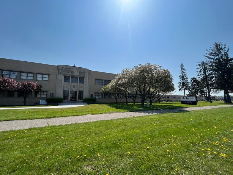 More Photos Of 6841 N Rochester Rd, Rochester Hills Unknown For Lease