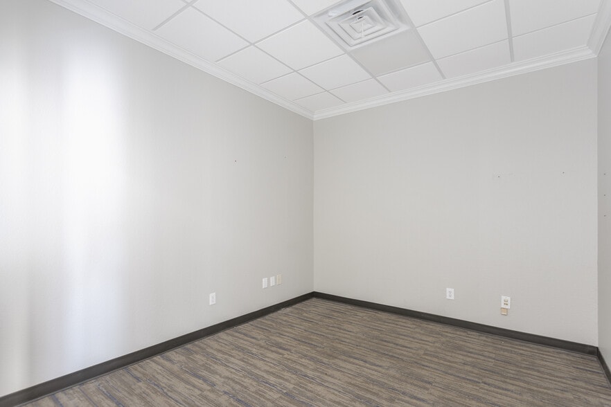 More Photos Of 595-605 E US Highway 80 E, Sunnyvale Research And Development For Lease