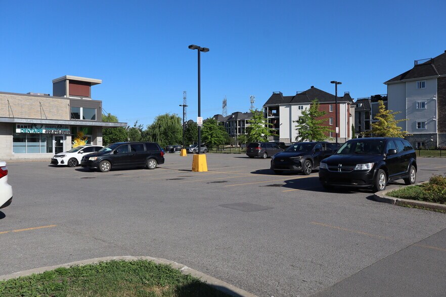 More Photos Of 2301 Rue De Versailles, Mascouche Storefront Retail Office For Lease