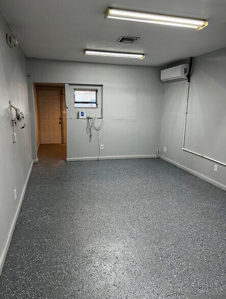 More Photos Of 241 NE 32nd Ct, Oakland Park Warehouse For Lease