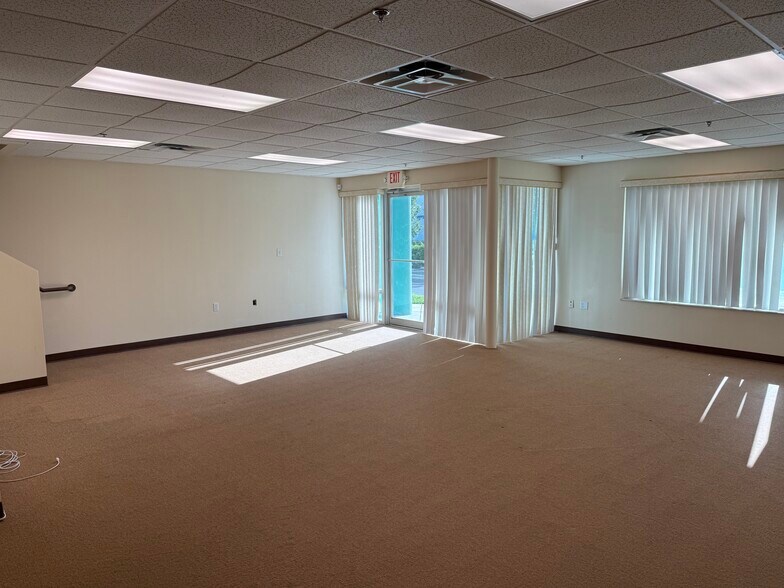 More Photos Of 7575 Kingspointe Pky, Orlando Showroom For Lease
