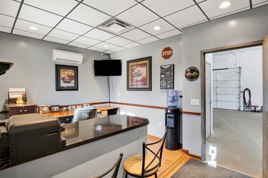 More Photos Of 2514 Pine Ave, Niagara Falls General Retail For Sale