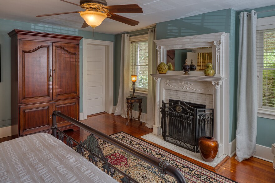 More Photos Of 14 E Taylor St, Savannah Specialty For Sale