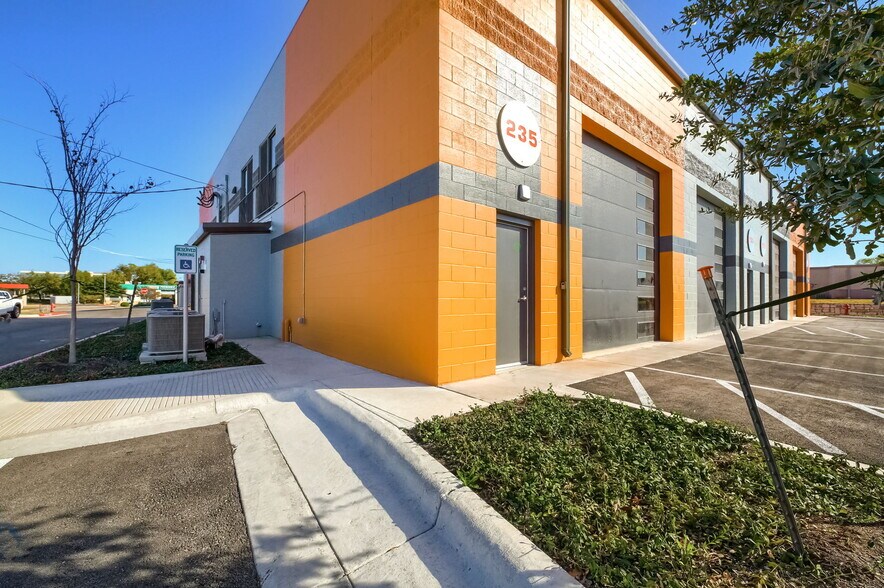 More Photos Of 2100 Double Creek Dr, Round Rock Warehouse For Lease