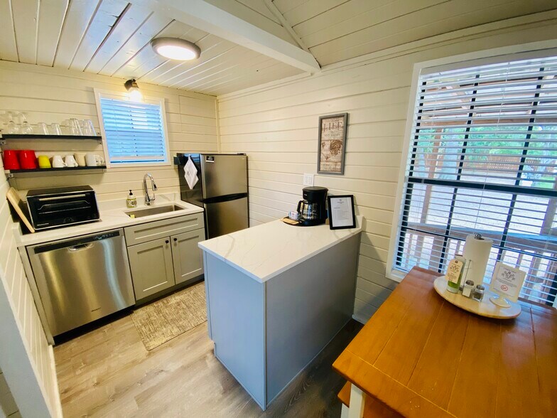More Photos Of 104 Scudder Ln, Wimberley Hotel For Sale
