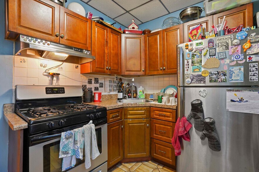 More Photos Of 1920 Palmetto St, Ridgewood Dormitory For Sale