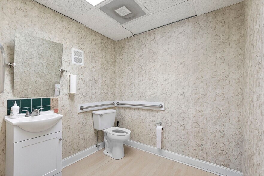More Photos Of 1237 Lady Marion Ln, Dunedin Office For Lease