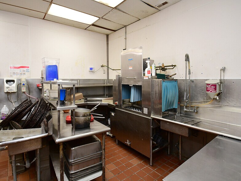 More Photos Of 7880-7890 L St, Omaha Auto Dealership For Sale