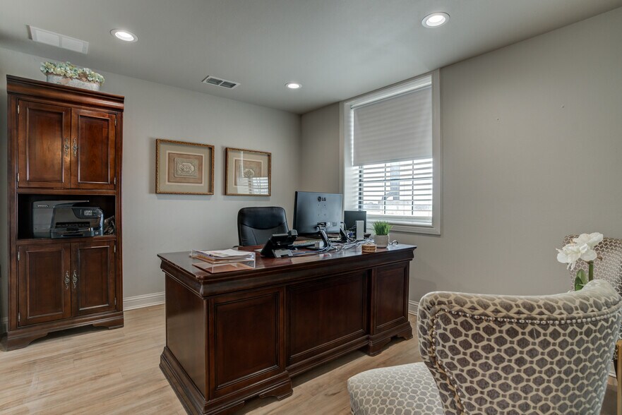 More Photos Of 604 E County Road 7200, Lubbock Office Residential For Sale