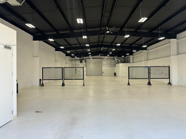 More Photos Of 26611 Wesley Chapel Blvd, Lutz Warehouse For Lease