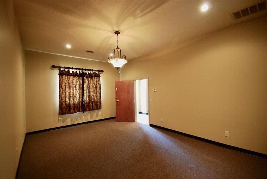 More Photos Of 44 Three Way Ln, Humboldt Office For Sale