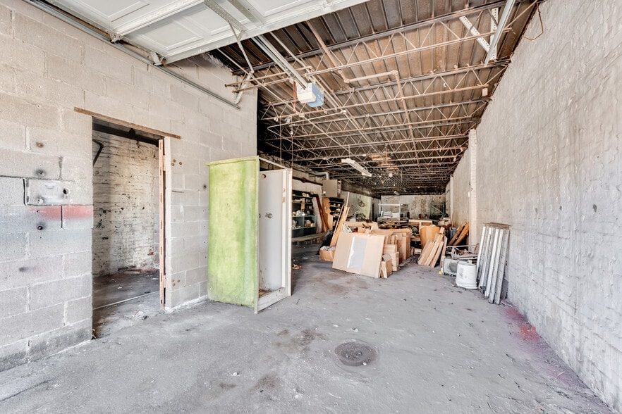 More Photos Of 504 W Commercial St, Springfield Storefront Retail Office For Sale