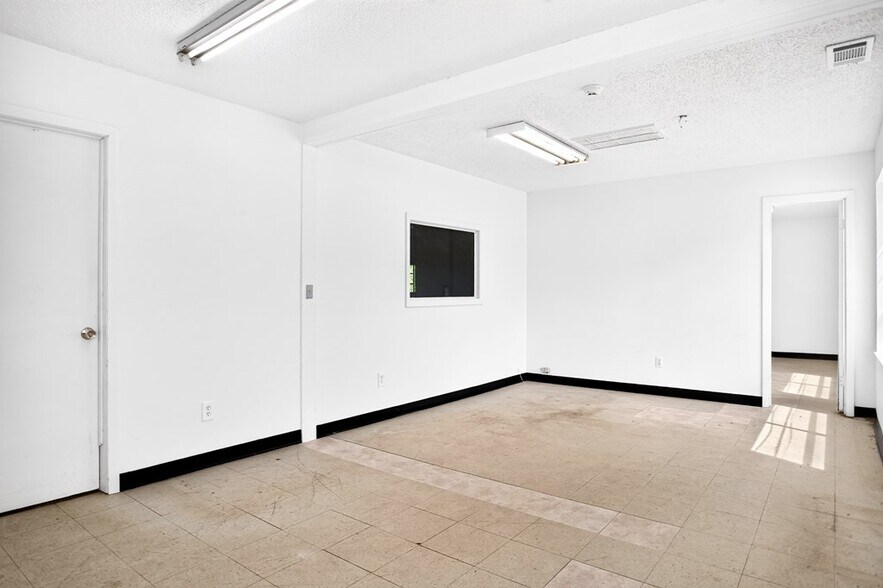 More Photos Of 903 Sayers St, Lufkin Warehouse For Sale