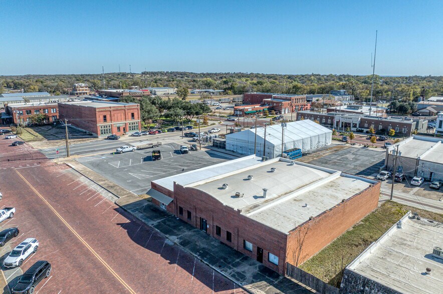 More Photos Of 116 W Woodard St, Denison Flex For Sale