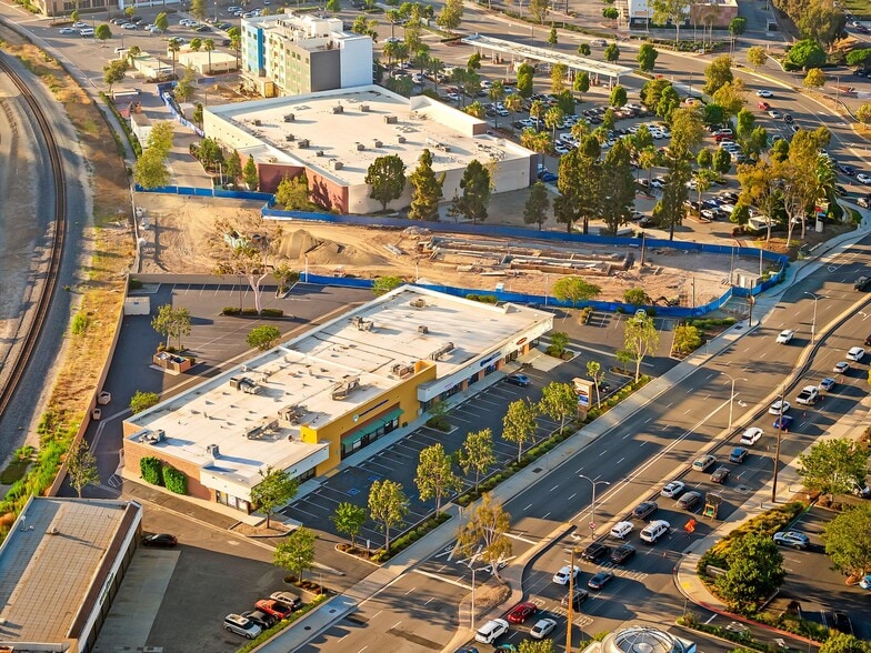 More Photos Of 2351-2381 Vineyard Ave, Oxnard General Retail For Lease