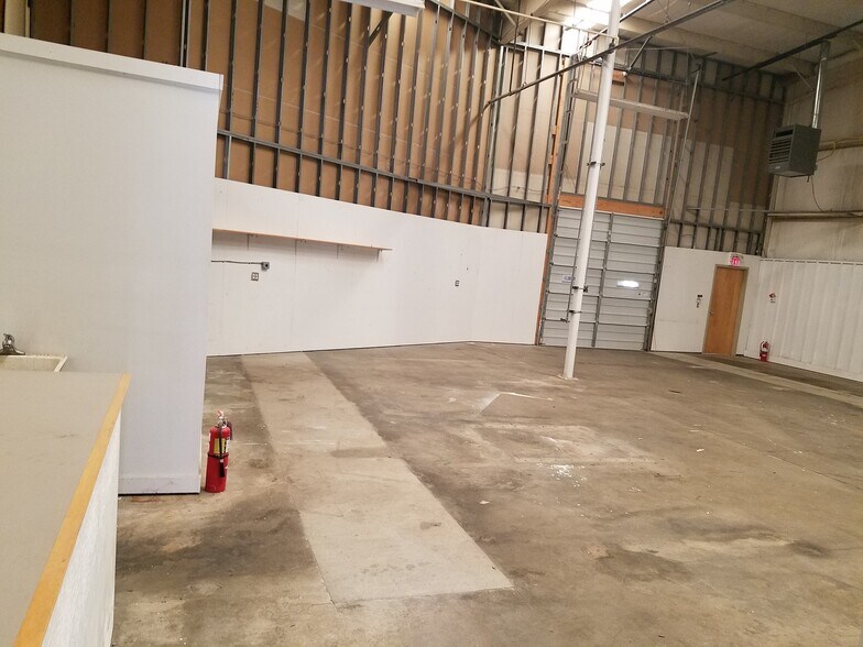More Photos Of 330 W Main St, Benton Harbor Light Distribution For Lease