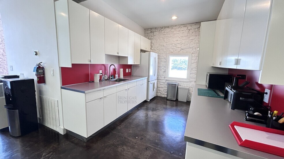 More Photos Of 102 E Main Ave, Round Rock Storefront Retail Office For Sale