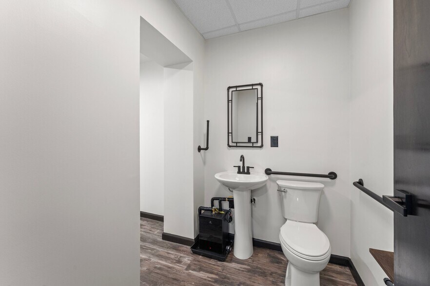 More Photos Of 2988 George Washington Memorial Hwy, Hayes Office For Sale