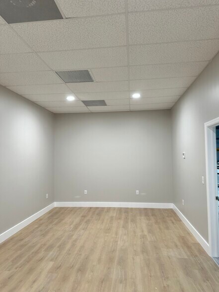 More Photos Of Moylan Rd, Panama City Beach Distribution For Lease