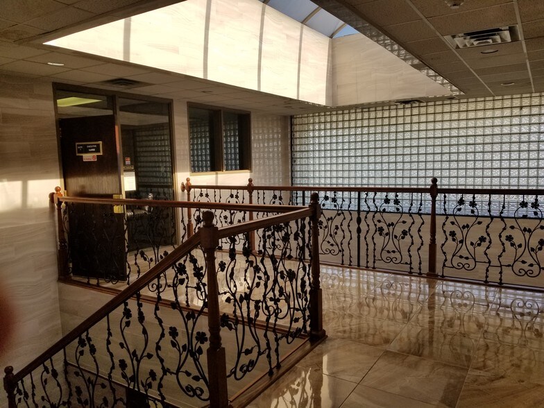 More Photos Of 515 N Cedar Ridge Dr, Duncanville Office For Lease