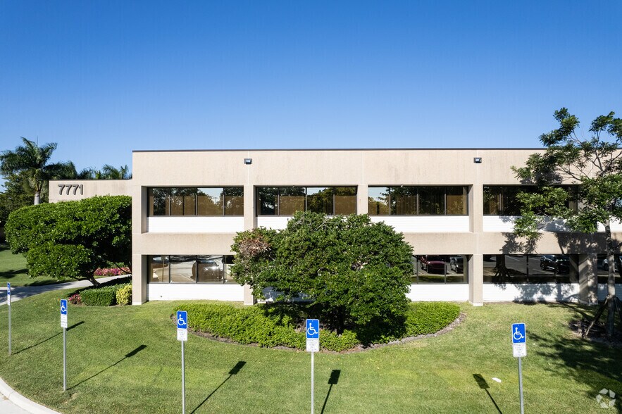 More Photos Of 7771 W Oakland Park Blvd, Fort Lauderdale Office For Lease